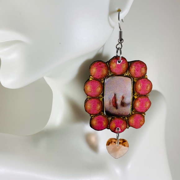 Kiss kiss Victorian image earrings with peach heart crystals - Picture 2 of 4